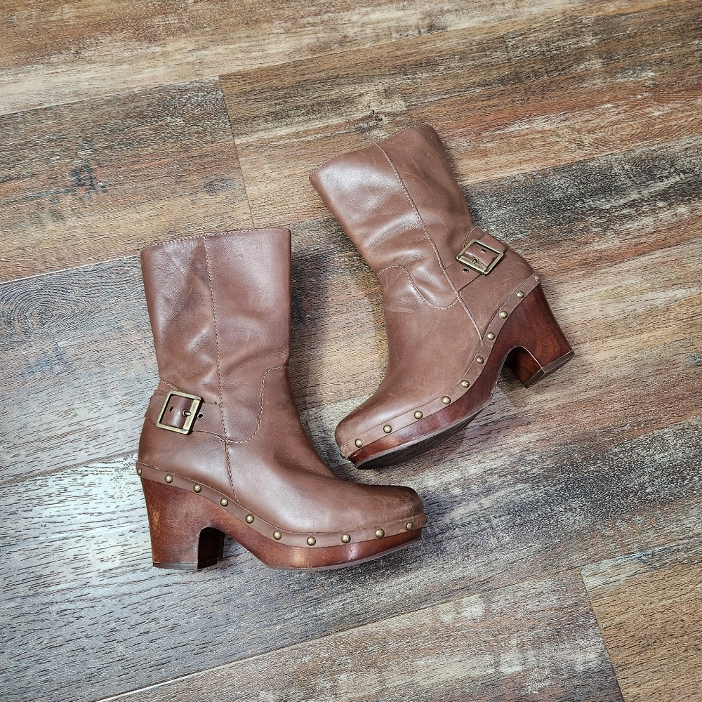 Brown Heeled Boots with Chunky Heel and Slip-On Design